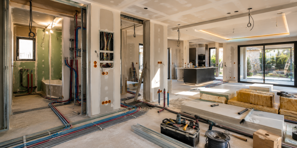 Rénovation intérieure complète avec intégration des réseaux de plomberie et d’électricité avant finitions