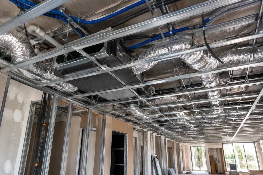 nstallation de climatisation gainable et ventilation dans un faux plafond avant fermeture